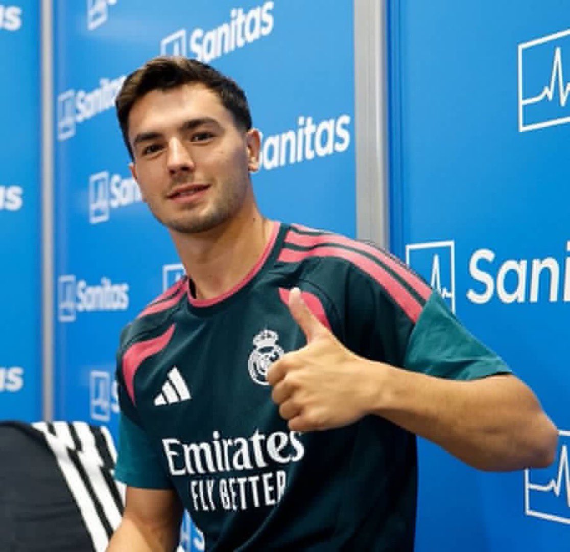 XtraBrahim's tweet photo. Le jeune marié + jour d’anniversaire de Brahim Diaz est de retour au Real Madrid. 🥳

C’est le meilleur jour de sa vie ! https://t.co/kuL0RPUoGz