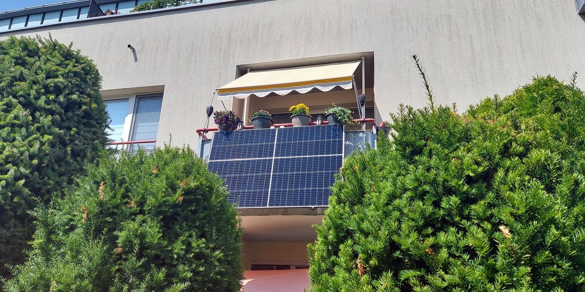 IEEESpectrum's tweet photo. Balcony #solar panels that plug into your electrical outlet have popped up across the United States. But they don’t always meet safety standards.  https://t.co/wMzUpyvwJG https://t.co/7qznOvLLnZ