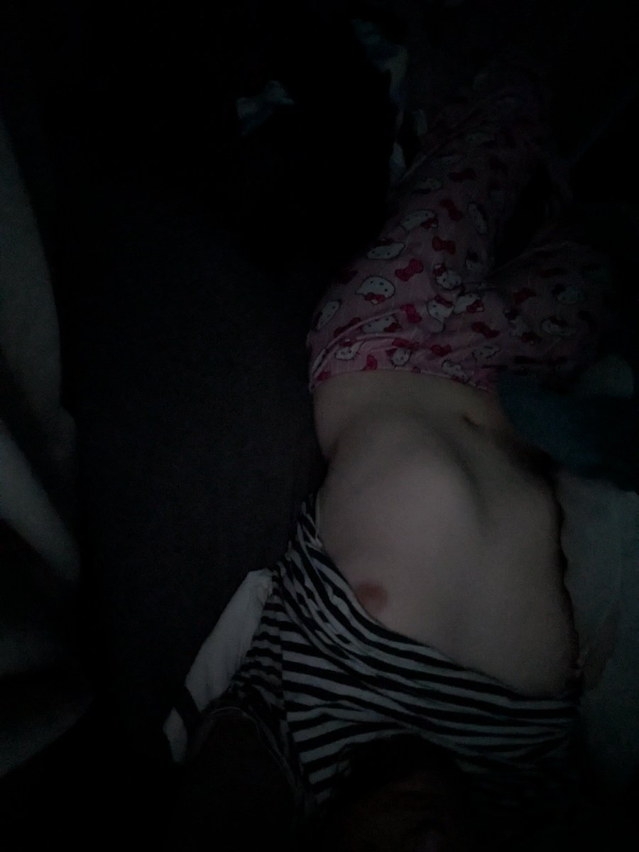 PiffuNyaaa's tweet photo. Blep chilling in the dark with sharkie :3 https://t.co/kFPABkPAam