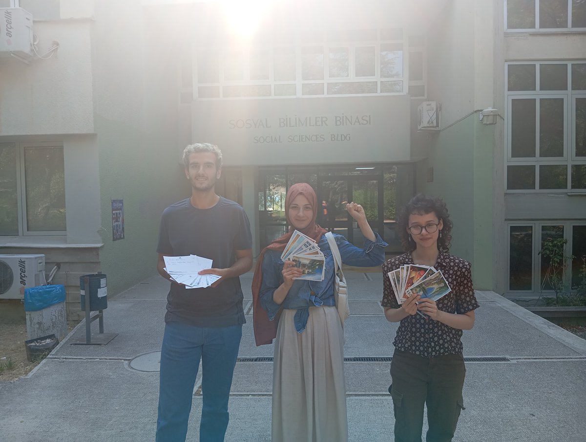 mft_odtu's tweet photo. ODTÜ öğrenci ve işçilerinin Deniz Göktaş'a göndermek üzere yazdığı kartpostalları topladık.

Sanattan mizahtan korkan iktidarın hukuksuz şekilde kuyu tipi cezaevinde tuttuğu dostumuz Deniz'i yalnız bırakmayacağız. 

#DenizGöktaşSerbestBırakılsın https://t.co/O1JuiNfrfG