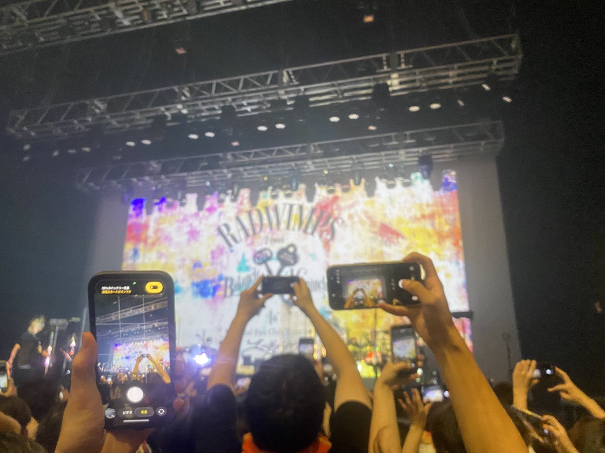 o_oshio417's tweet photo. はじめての一人参戦楽しすぎるし
なんか当たり前やけど、RADWIMPS大好きな人しかおらんくてあったかすぎて
物理的にスタンド暑すぎて死ぬかと思ったけど、よーじろーに死ぬなよと言われたし、言われなくてもめっちゃ生きるって思った！！
何もかも愛してるZE🌹🫶🏼💙
#ユーリンチー  #RADWIMPS https://t.co/TNBfH7es6D