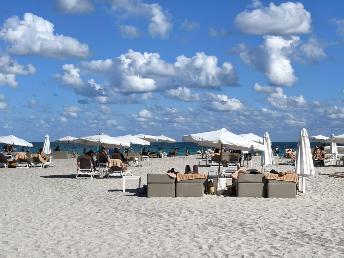 Juliafffs's tweet photo. Beach bathing https://t.co/nHu0m609WY