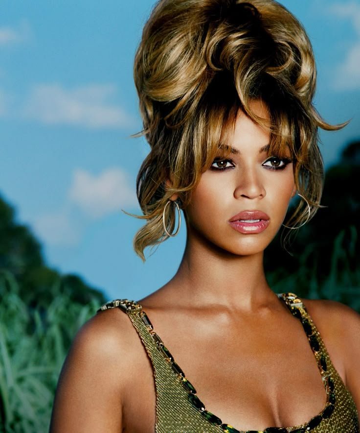beyoncepress's tweet photo. Beyoncé to Sean Garrett when he played "Ring the Alarm" for her for the first time

“I remember she was like, ‘Who gon be screaming like that?’ at first, but she trusted me. ”

He continued: “‘Ring the Alarm’ set a new standard for how aggressive women can be on a pop or R&B track. It’s not offensive, but it’s definitely live and direct. It was another example of this album trying to separate Beyoncé from everyone else.”

🔗 https://t.co/6BH5lKH6jA