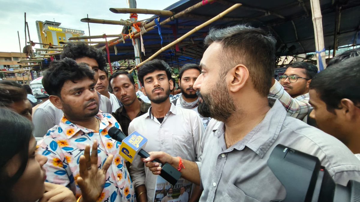 Saurabh_Pinch's tweet photo. नौजवान इतना त्रस्त कैसे हो सकता है 🧐
इतना गुस्सा नाराज़गी कि पूछो मत. कब जागेगी @HemantSorenJMM सरकार? अरे कमसेकम किसी को बात करने के लिए तो भेज दो…
Jharkhand Ground Report Coming Soon on @TheNewspinch YouTube channel🫡

#Jharkhand #Ranchi 
#JharkhandProtest https://t.co/Znh39WmCbt