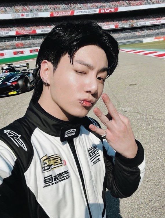whoishugo16's tweet photo. au jikook || fórmula 1 || inspo: heated rivalry !! 

⋆˚࿔

Jimin y Jungkook luchan por ser el mejor corredor de fórmula 1 de todo corea, su rivalidad es la más famosa de todo el país, pero hay algo que ellos esconden tras los coches y carreras 

#jikook #au #formula1 !! https://t.co/bXOvPbIbTn