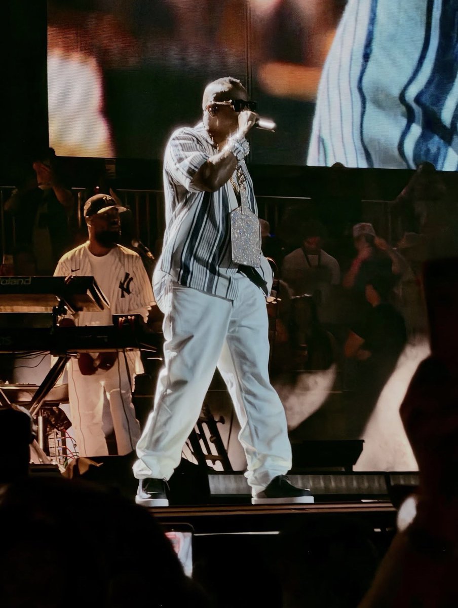 therulernyc's tweet photo. The Ruler's Back! #JAYZ25 https://t.co/qHhfxcO4M4