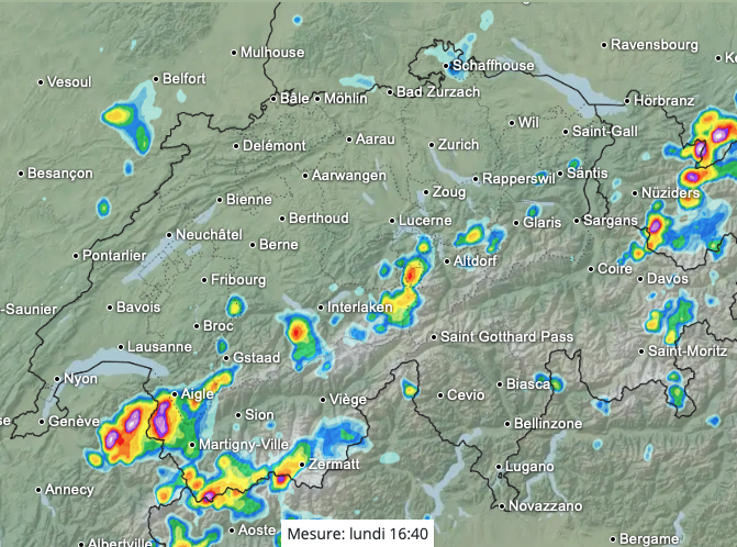 meteonewsSA's tweet photo. Très forte chaleur à nouveau ce lundi avec 36 #degrés à #Delémont, 35 à #Zurich et 33 à #Genève. Des #orages éclateront actuellement dans les #Alpes et attention ces orages localement #forts pourront également concerner l'ouest du pays en soirée. https://t.co/jOLjrGp1BL (vd) https://t.co/5uJanhSjQK