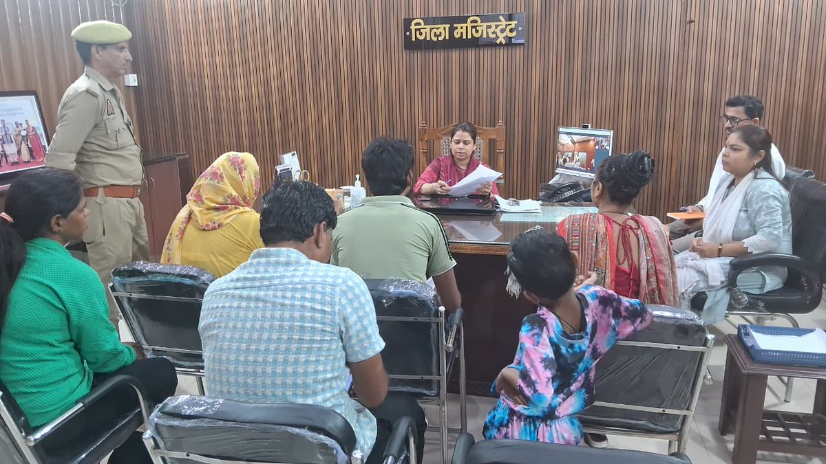 dmbijnor's tweet photo. आज 03 अगस्त, 2026 को कलक्ट्रेट कार्यालय में जनसामान्य की शिकायतों को सुना गया तथा शिकायतों का समयबद्ध व गुणवत्तापूर्ण निस्तारण कराये जाने हेतु सम्बन्धित को निर्देश दिये गये। https://t.co/pYayzbbKDw