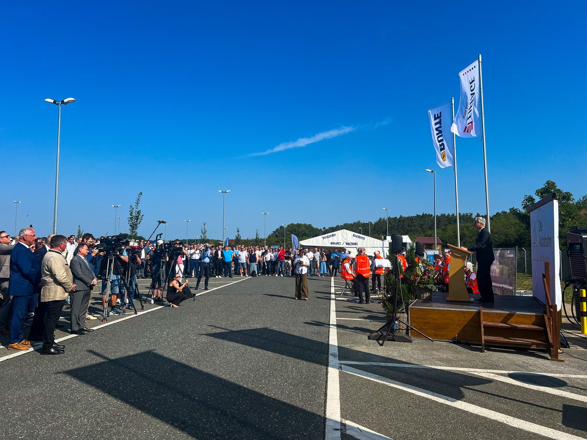 BMV's tweet photo. Freie Fahrt auf der A3! 🙌 Der sechsstreifige Ausbau ist vollbracht. Der Verkehr zwischen den Autobahnkreuzen Biebelried &amp; Fürth/Erlangen wurde heute freigegeben. Verkehrsminister @SteffenBilger war vor Ort. #Verkehrsfreigabe https://t.co/oV8OEVpjtf