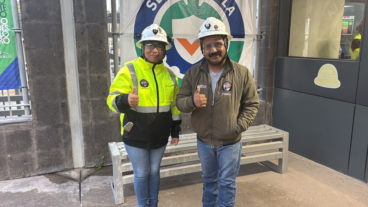 FrenteSeccion82's tweet photo. Hoy reconocemos la labor coordinada entre los compañeros que integran el Comité Ejecutivo Local.
Con la cercanía hacia los compañeros que van entran o concluyendo turno en el área de mina #UnidadSindical #EstabilidadLaboral #SomosElFrente #TodasYTodosSomosElFrente https://t.co/8noQPbAixx