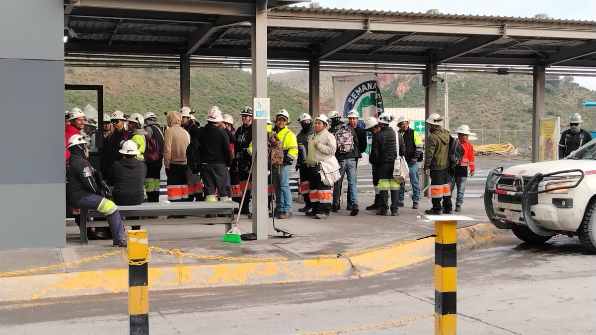 FrenteSeccion82's tweet photo. Hoy reconocemos la labor coordinada entre los compañeros que integran el Comité Ejecutivo Local.
Con la cercanía hacia los compañeros que van entran o concluyendo turno en el área de mina #UnidadSindical #EstabilidadLaboral #SomosElFrente #TodasYTodosSomosElFrente https://t.co/8noQPbAixx