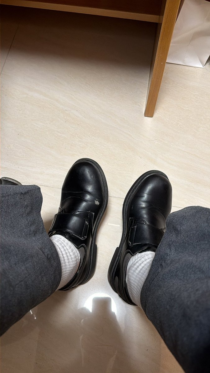 SuitBoyo63's tweet photo. 同@tc_t11986 交換鞋，佢俾咗兩對皮鞋我，啲皮鞋好殘，睇吓到時返學有冇人會留意到先
兩對鞋可以輪住着🥵

之後佢應該會post佢着我嘅鞋嘅相😁 https://t.co/rxVa7T73vx
