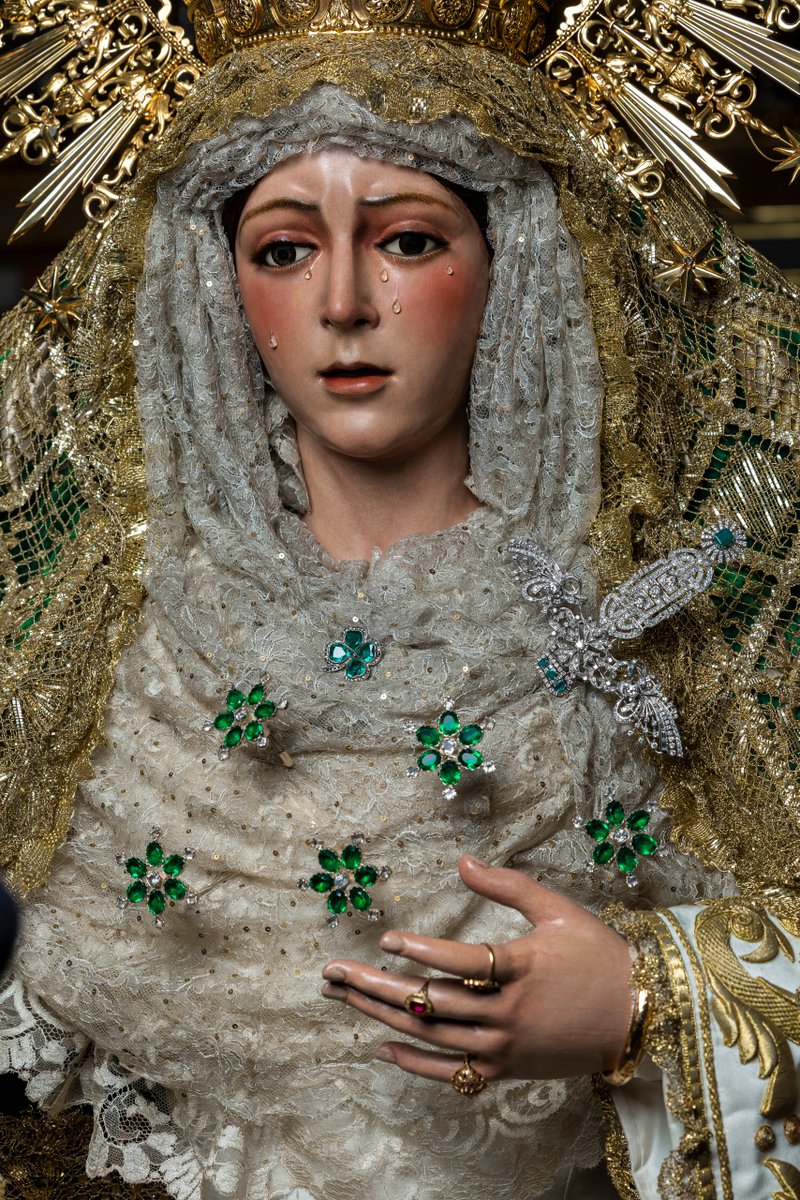 Hdad_Macarena's tweet photo. Como cada día, a las doce, rezamos el Ángelus para invocar y poner todas nuestras intenciones ante Nuestra Bendita Madre, María Santísima de la Esperanza.

El ángel del Señor anunció a María. Y concibió por obra y gracia del Espíritu Santo.

(Dios te salve, María...)

He aquí la esclava del Señor. 
Hágase en mí según tu palabra.

(Dios te salve, María...)

Y el Verbo de Dios se hizo carne. 
Y habitó entre nosotros.

(Dios te salve, María...)

Ruega por nosotros, Santa Madre de Dios, para que seamos dignos de alcanzar las promesas de Jesucristo.

Oremos 🙏🏻
Oh Padre, Infunde en nuestra alma tu gracia. Tú, que en la anunciación del Ángel nos has revelado la encarnación de tu Hijo, por su pasión y su cruz condúcenos a la gloria de la resurrección. Por Cristo, Nuestro Señor. Amén.

📸 @Edusentencia