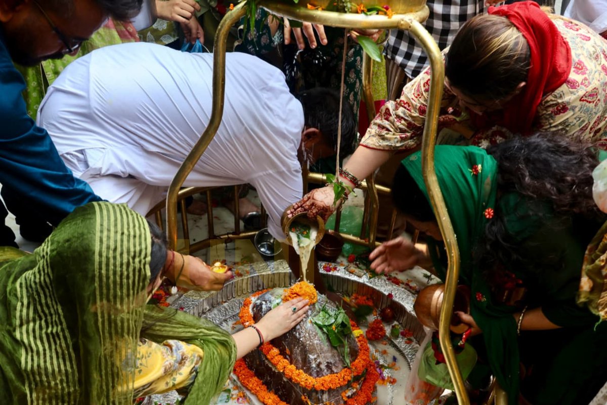 UNI_Photos's tweet photo. In Photos | Devotees performing Jal Abhishek of the Shivling at the Aap Shambhu Temple on the first Monday of the holy month of Sawan, in Jammu, on Monday (03/08).

📸: Aman Sharma / UNI

#Sawan2026 | #FirstSomwar | #JalAbhishek |  #AapShambhuTemple | #Jammu | #SawanSomwar |  #Devotion | #UNI