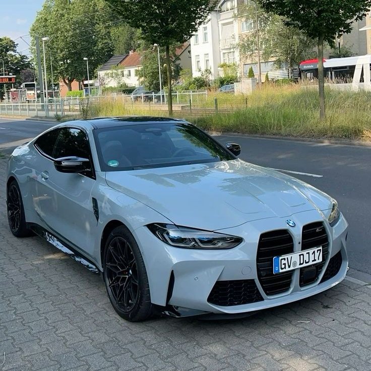 VULGVR101's tweet photo. Clean asphalt, tall trees, and a Bavarian coupe waiting for the traffic lights to turn green so we can disappear. 🏁⚡️ https://t.co/yxA6KooziY