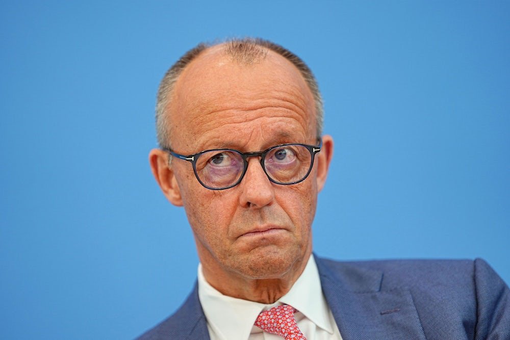 ScherhagThomas's tweet photo. Konservative Parteien stecken in der fatalsten Falle ihrer Geschichte und mit ihr Deutschland. 🧵👇

Das Wort "konservativ" stammt vom lateinischen conservare – bewahren, erhalten. Genau dafür werden diese Parteien gewählt. Ihre Wählerschaft sehnt sich nach dem Status quo und hat eine tiefe Abneigung gegen Veränderung.

Das Problem? Die Realität nimmt keine Rücksicht auf Nostalgie.

Wir erleben derzeit Umbrüche in einer nie dagewesenen Geschwindigkeit. Beim Klima, in der Technologie, in der gesamten Gesellschaft. Was wir jetzt dringend bräuchten, wäre rasante, flexible Anpassung. Was Konservative stattdessen liefern: Abschottung vor der Realität. Und das macht alles nur noch viel schlimmer.

Drei Beispiele, die zeigen, wie diese Politik gerade krachend an der Wirklichkeit zerschellt:

⚛️ Energie: Markus Söder verkauft das AKW als den Heiligen Gral, weil seiner Basis die Erneuerbaren suspekt sind. Die bittere Realität: Währenddessen müssen Länder wie Frankreich und Ungarn ihre Meiler herunterfahren, weil sie die Reaktoren wegen der Erderwärmung nicht mehr gekühlt bekommen.

🚗 Wirtschaft: Die CDU singt ein Loblied auf den Verbrennungsmotor, um die Elektro-Skepsis ihrer Wähler zu bedienen. Die Quittung: VW, Porsche und Co. geht international zunehmend die Luft aus, weil sie die Elektrifizierung des Marktes verschlafen haben.

🤖 Technologie: Künstliche Intelligenz wird den Arbeitsmarkt gnadenlos umpflügen und ganze Berufsfelder (z. B. den klassischen Sachbearbeiter) hart treffen. Die konservative Antwort auf diese gewaltige Transformation? Absolute Fehlanzeige.

Deutschland ist tief im Inneren ein konservatives Land. Doch genau dieses Mindset ist aktuell unser größtes Risiko. In einer Epoche, die mutigen Modernisierungswillen und Agilität erfordert, reagieren wir mit Angst und Rückzug.

Wer sich wie Deutschland vor der Zukunft abschottet, wird von ihr überrollt. Das ist die Tragik der Gegenwart und und exakt der Nährboden der Unzufriedenheit, auf dem die AfD derzeit stark wächst.

Wir können die Welt nicht anhalten, egal wie sehr wir es versuchen. Es wird Zeit, dass wir aufhören, den Wählern diese Illusion zu verkaufen, und anfangen, die Zukunft zu gestalten.