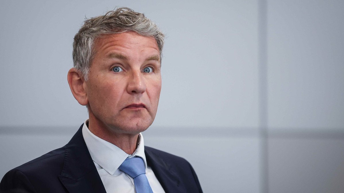 ScherhagThomas's tweet photo. Konservative Parteien stecken in der fatalsten Falle ihrer Geschichte und mit ihr Deutschland. 🧵👇

Das Wort "konservativ" stammt vom lateinischen conservare – bewahren, erhalten. Genau dafür werden diese Parteien gewählt. Ihre Wählerschaft sehnt sich nach dem Status quo und hat eine tiefe Abneigung gegen Veränderung.

Das Problem? Die Realität nimmt keine Rücksicht auf Nostalgie.

Wir erleben derzeit Umbrüche in einer nie dagewesenen Geschwindigkeit. Beim Klima, in der Technologie, in der gesamten Gesellschaft. Was wir jetzt dringend bräuchten, wäre rasante, flexible Anpassung. Was Konservative stattdessen liefern: Abschottung vor der Realität. Und das macht alles nur noch viel schlimmer.

Drei Beispiele, die zeigen, wie diese Politik gerade krachend an der Wirklichkeit zerschellt:

⚛️ Energie: Markus Söder verkauft das AKW als den Heiligen Gral, weil seiner Basis die Erneuerbaren suspekt sind. Die bittere Realität: Währenddessen müssen Länder wie Frankreich und Ungarn ihre Meiler herunterfahren, weil sie die Reaktoren wegen der Erderwärmung nicht mehr gekühlt bekommen.

🚗 Wirtschaft: Die CDU singt ein Loblied auf den Verbrennungsmotor, um die Elektro-Skepsis ihrer Wähler zu bedienen. Die Quittung: VW, Porsche und Co. geht international zunehmend die Luft aus, weil sie die Elektrifizierung des Marktes verschlafen haben.

🤖 Technologie: Künstliche Intelligenz wird den Arbeitsmarkt gnadenlos umpflügen und ganze Berufsfelder (z. B. den klassischen Sachbearbeiter) hart treffen. Die konservative Antwort auf diese gewaltige Transformation? Absolute Fehlanzeige.

Deutschland ist tief im Inneren ein konservatives Land. Doch genau dieses Mindset ist aktuell unser größtes Risiko. In einer Epoche, die mutigen Modernisierungswillen und Agilität erfordert, reagieren wir mit Angst und Rückzug.

Wer sich wie Deutschland vor der Zukunft abschottet, wird von ihr überrollt. Das ist die Tragik der Gegenwart und und exakt der Nährboden der Unzufriedenheit, auf dem die AfD derzeit stark wächst.

Wir können die Welt nicht anhalten, egal wie sehr wir es versuchen. Es wird Zeit, dass wir aufhören, den Wählern diese Illusion zu verkaufen, und anfangen, die Zukunft zu gestalten.