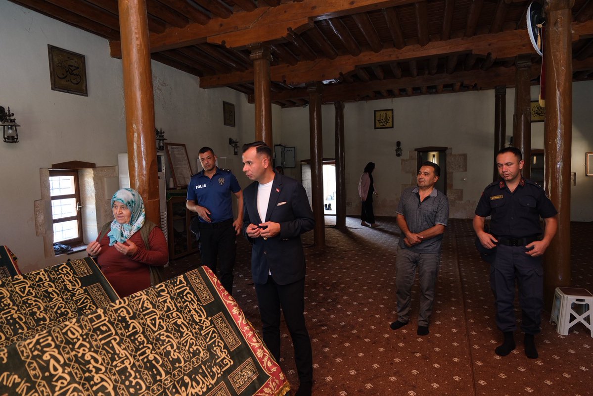 GulnarKaymakam's tweet photo. 📍 Zeyne Mahallesi

🕌 İlçemizin manevi ziyaretgahı olan Şeyh Ali Semerkandî Türbesi’ni ziyaret eden Kaymakamımız, mahalle esnafı ve vatandaşlarımızla bir araya geldi.

Zeyne Mahallesi ilçemizin tarihi, manevi ve kültürel değerlerine ev sahipliği yapan önemli bir mahallemizdir. 

🕌 📿 Şeyh Ali Semerkandi Türbemizi ziyaret etmeye herkesi davet ediyoruz. 

Ev sahiplikleri için yöremiz esnafına teşekkür ediyoruz. 🤝
