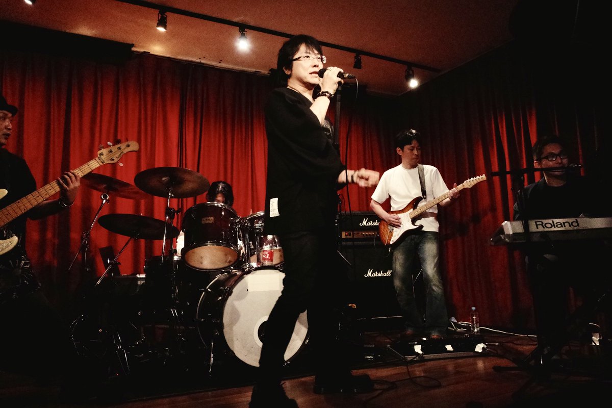 yhgsa's tweet photo. 【ライブ報告】AroundNowhere初ワンマン『明日の断片』、フタを開けてみれば超満員！　増席しての開催となりました。
さらに会場に着くなり、伝説のロックバンド「ニューロティカ」のNABOさんから豪華なフラスタが届き、メンバー一同盛り上がり、嬉しいやら緊張するやら。
初ライブにして25周年という僕たちらしいリスタートを、楽しく賑やかに切ることができました。まずは、来て頂けた皆様、応援してくださったみなさま、ありがとうございました！
そして、早稲田RiNenスタッフの皆様、メンバーとその家族の皆様にも感謝を。
ライブの内容などは、当日写真などが上がって来たら改めて投稿したいと思います。 #AroundNowhere #明日の断片
