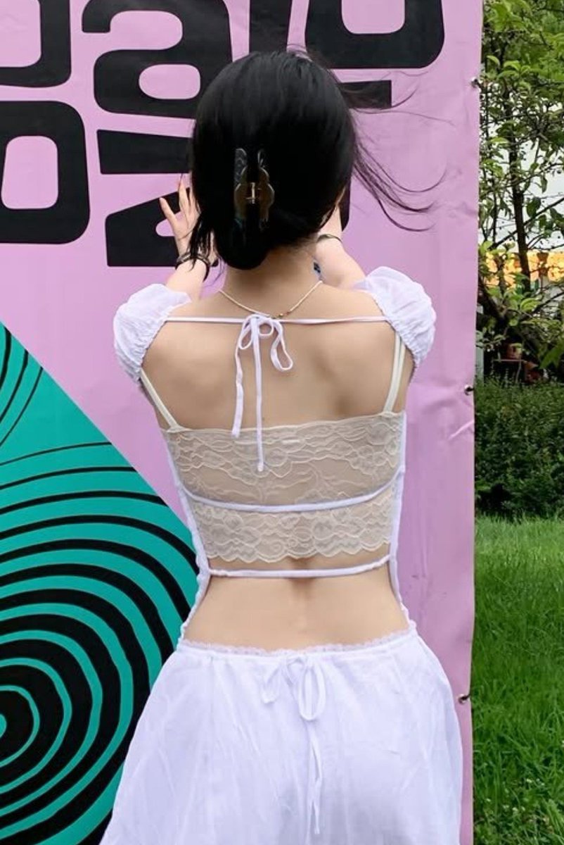 sunshine_080507's tweet photo. THE FULL VIEW OF THE BACK OF HER DRESS

OH MY LORD https://t.co/FfdNr5PZEn