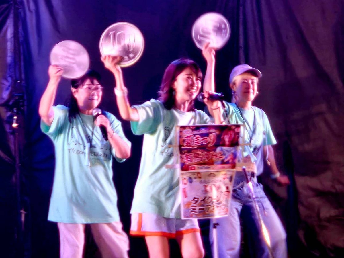 yumiko_arima's tweet photo. 昨日は #おらほせんがわ夏まつり、降水確率99%の予報だったにも関わらず、奇跡的に曇り空で持ち堪えてくれて、無事！歌うことが出来ました！
お越しくださって応援してくれたみなさま、ありがとうございました！

ミーアのメンバーとは一生懸命練習してきた2曲、披露しました✨

↓セットリストはこちら↓

有馬ゆみこソロ
1.EveryHappiness🐰
2.StaySweet🫰

タイクーン・ミーアキャッツ登場🐾
3.今夜だけきっと
(スターダストレビューさんカバー)
4.ちびまる子ちゃんメドレー

お客さんはどれぐらいいたのかというと…