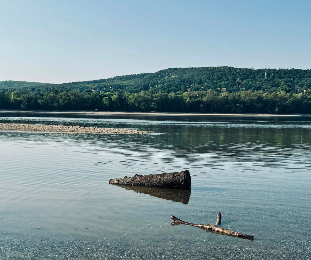 tothcsabatibor's tweet photo. WW2 British river mine was found in the Danube in Hungary. A rare case of unexploded water ordnance, roughly from 1944. Churchill loved those, this one might have been left behind by the Royal Air Force during "Operation Gardening".
Pyrotechnicians are now handling this 880 pound (400 kg) monster.