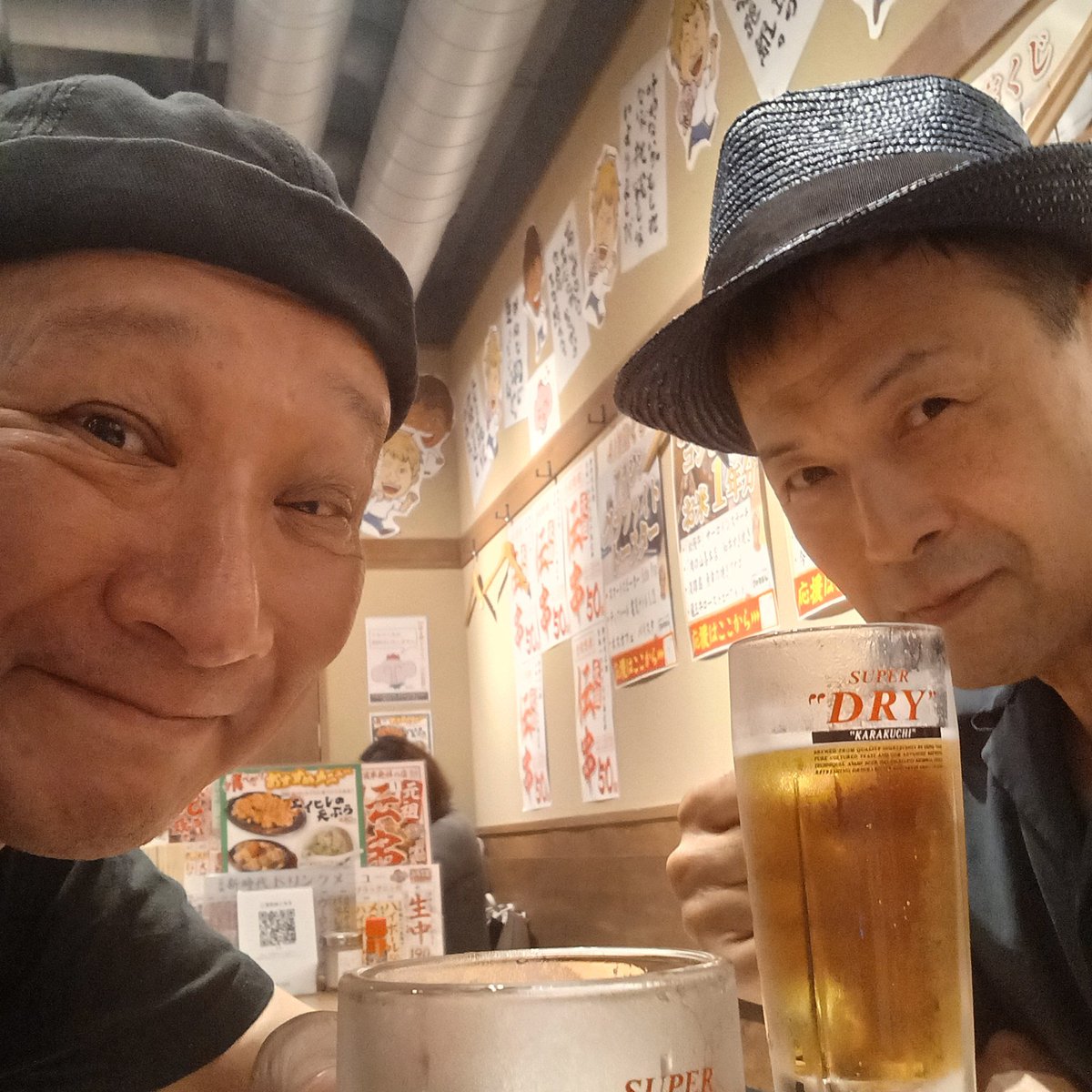 NAN_uke's tweet photo. 今月30日の「毒舌ダンディー」の初リハでした！

分かりやすくボロボロな演奏でございました(笑)

ここからここから！！！

リハ打ち上げは清水さんと二人でしたが、楽しかった！

あと、数回のリハで仕上げます！！！

是非お越しを！！！！ https://t.co/WeoQBVfo0F