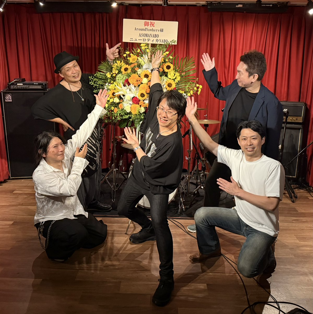 yhgsa's tweet photo. 【ライブ報告】AroundNowhere初ワンマン『明日の断片』、フタを開けてみれば超満員！　増席しての開催となりました。
さらに会場に着くなり、伝説のロックバンド「ニューロティカ」のNABOさんから豪華なフラスタが届き、メンバー一同盛り上がり、嬉しいやら緊張するやら。
初ライブにして25周年という僕たちらしいリスタートを、楽しく賑やかに切ることができました。まずは、来て頂けた皆様、応援してくださったみなさま、ありがとうございました！
そして、早稲田RiNenスタッフの皆様、メンバーとその家族の皆様にも感謝を。
ライブの内容などは、当日写真などが上がって来たら改めて投稿したいと思います。 #AroundNowhere #明日の断片