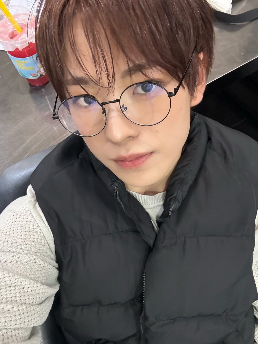 tokunotaku's tweet photo. 안경 🤓 https://t.co/a5pYcPYhOT