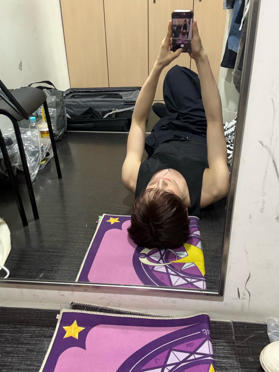 ch__z22's tweet photo. 근데 이 라인업에서 레전드는 무조건 이ㅅㄲ
찐따패딩+찐따안경 쓰고 셀카 찍었다가
ㅈㄴ 음란한 거울셀카 찍을 땐 안경이란 건 찾아볼 수도 없는 거 진심ㅋㅋ https://t.co/66WP7WA2vC
