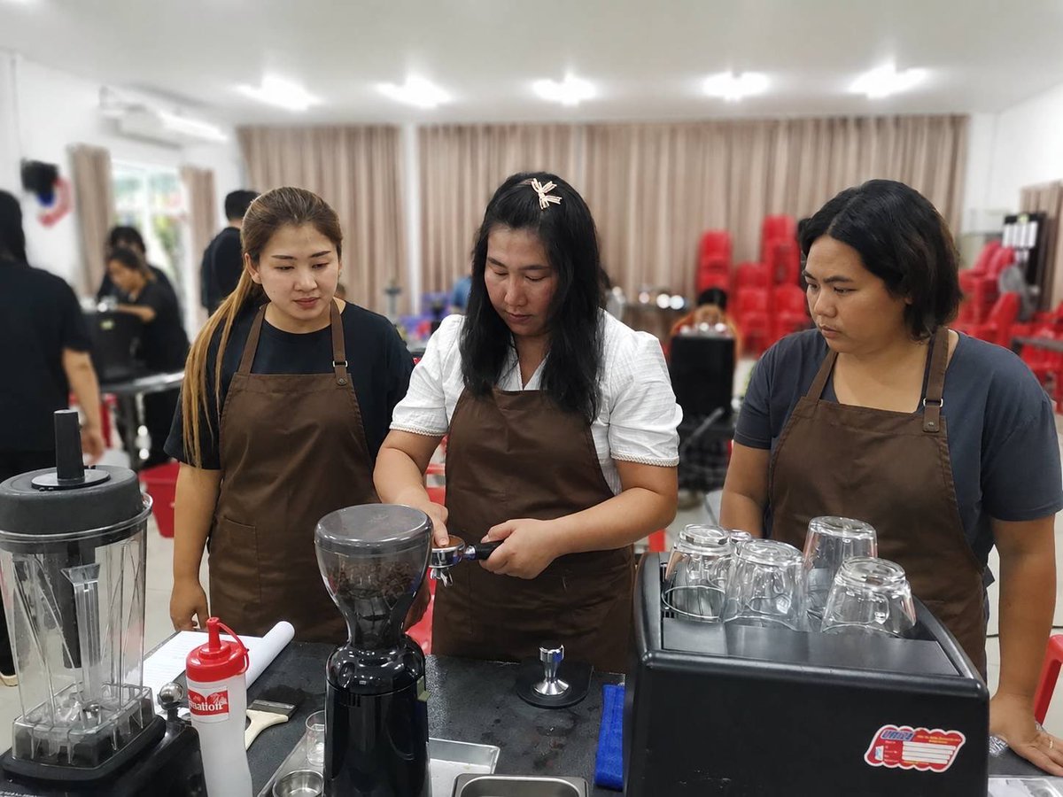 SPhayea60449's tweet photo. สนพ.พะเยา เปิดฝึกอบรมหลักสูตร "การประกอบธุรกิจเครื่องดื่มมืออาชีพ" แก่แรงงานนอกระบบ 20 คน ระหว่างวันที่ 3–7 สิงหาคม 2569 ณ เทศบาลตำบลทุ่งรวงทอง อ.จุน โดยมีรองนายกเทศมนตรีตำบลทุ่งรวงทองเป็นประธาน เพื่อเพิ่มทักษะและสร้างโอกาสในการประกอบอาชีพ #อบรมฟรี #เครื่องดื่ม #พะเยา https://t.co/8T5vPn1luX