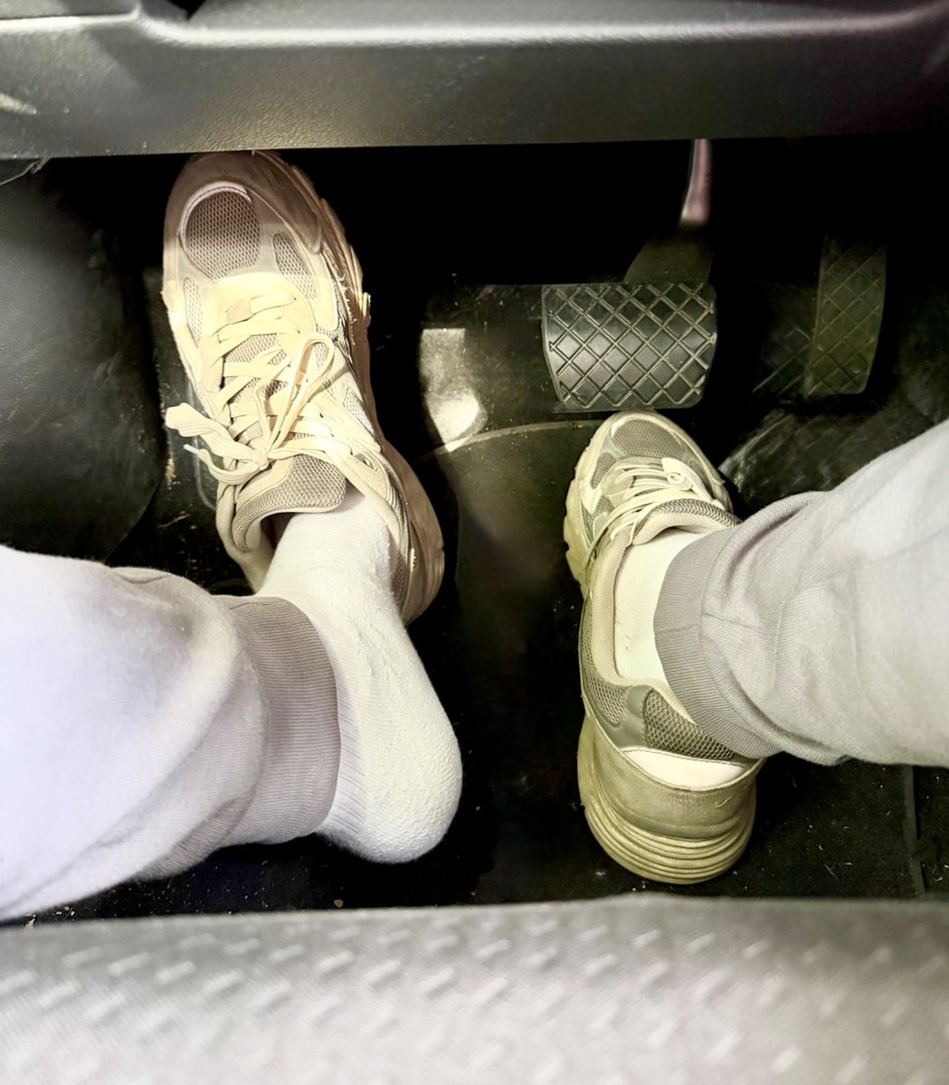 cky_seven's tweet photo. Wanna drive me ? 🚘👣

#car #gay #feet #socks #french #shoes #hot https://t.co/6iiYhj9SE3