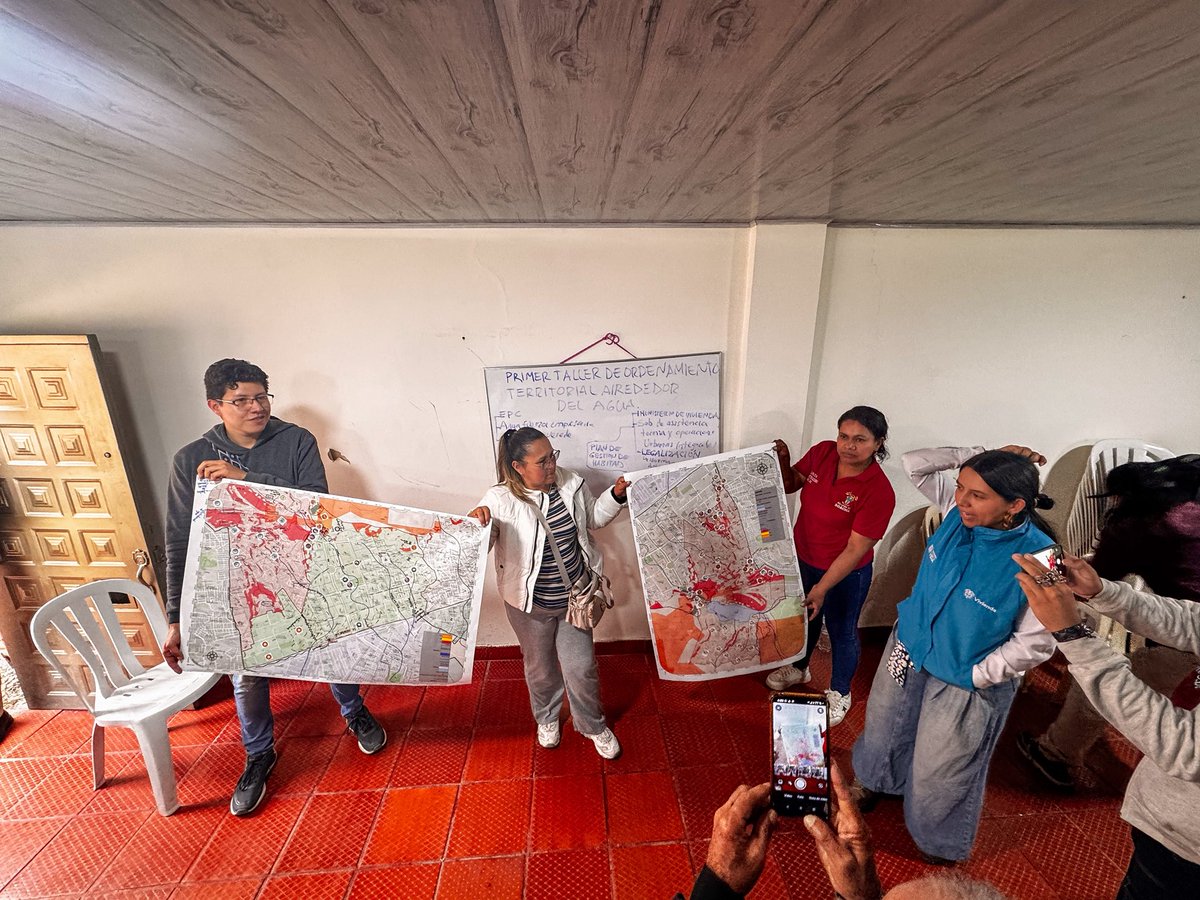 RuthQuevedoF's tweet photo. Hasta el último minuto, seguiremos trabajando! 

Las comunas 4 y 5 del municipio de Soacha fueron el escenario del Taller de Ordenamiento Territorial alrededor del Agua, liderado por @Minvivienda 

A través de un ejercicio de cartografía social y participación ciudadana, las comunidades identificaron las principales problemáticas y necesidades relacionadas con el acceso al agua potable, el saneamiento básico y la planificación del territorio.

Este trabajo colaborativo permitió reconocer los barrios y sectores que aún no cuentan con un suministro continuo de agua potable ni con un sistema de alcantarillado digno, consolidando insumos fundamentales para fortalecer la articulación institucional y avanzar en soluciones que garanticen el derecho al agua y un desarrollo territorial con justicia social. 💪🏽