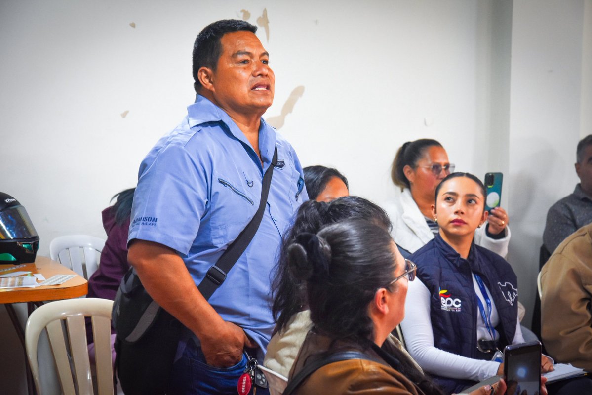 RuthQuevedoF's tweet photo. Hasta el último minuto, seguiremos trabajando! 

Las comunas 4 y 5 del municipio de Soacha fueron el escenario del Taller de Ordenamiento Territorial alrededor del Agua, liderado por @Minvivienda 

A través de un ejercicio de cartografía social y participación ciudadana, las comunidades identificaron las principales problemáticas y necesidades relacionadas con el acceso al agua potable, el saneamiento básico y la planificación del territorio.

Este trabajo colaborativo permitió reconocer los barrios y sectores que aún no cuentan con un suministro continuo de agua potable ni con un sistema de alcantarillado digno, consolidando insumos fundamentales para fortalecer la articulación institucional y avanzar en soluciones que garanticen el derecho al agua y un desarrollo territorial con justicia social. 💪🏽