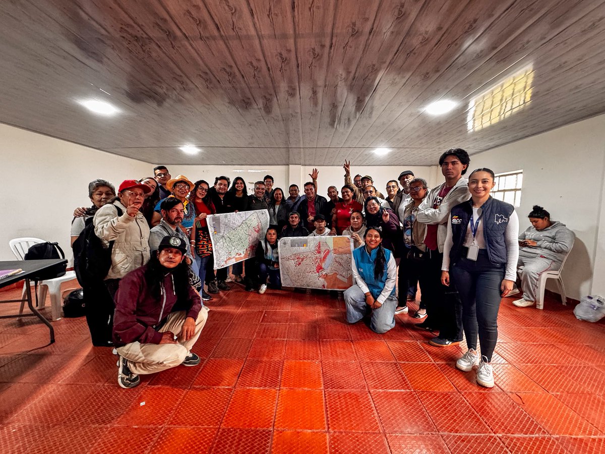 RuthQuevedoF's tweet photo. Hasta el último minuto, seguiremos trabajando! 

Las comunas 4 y 5 del municipio de Soacha fueron el escenario del Taller de Ordenamiento Territorial alrededor del Agua, liderado por @Minvivienda 

A través de un ejercicio de cartografía social y participación ciudadana, las comunidades identificaron las principales problemáticas y necesidades relacionadas con el acceso al agua potable, el saneamiento básico y la planificación del territorio.

Este trabajo colaborativo permitió reconocer los barrios y sectores que aún no cuentan con un suministro continuo de agua potable ni con un sistema de alcantarillado digno, consolidando insumos fundamentales para fortalecer la articulación institucional y avanzar en soluciones que garanticen el derecho al agua y un desarrollo territorial con justicia social. 💪🏽