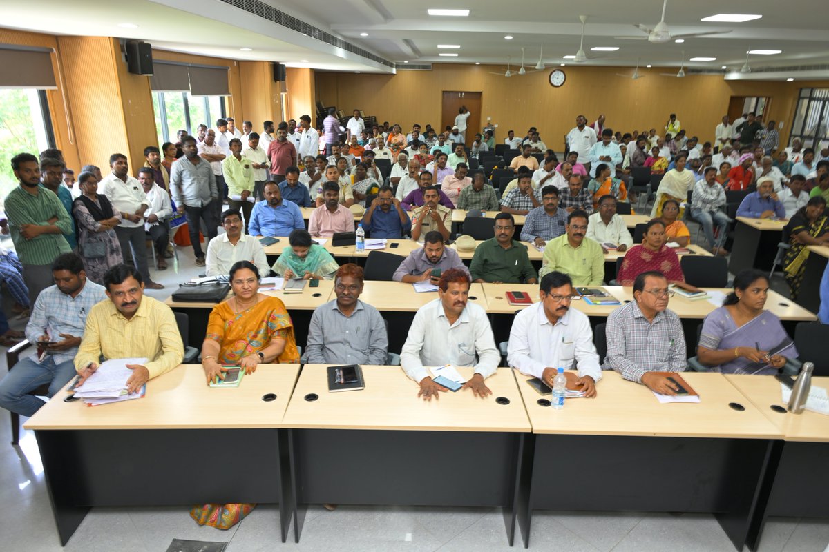 CollectorSRPT's tweet photo. @ ప్రజావాణి దరఖాస్తులను సత్వరమే పరిష్కరించాలి: 

@ ప్రజావాణి పోర్టల్‌లో ఎప్పటికప్పుడు ఆన్‌లైన్ నమోదు.. 

@ ప్రజావాణి దరఖాస్తులు 117

జిల్లా కలెక్టర్ తేజస్ నంద్ లాల్  పవార్....

ప్రజల సమస్యల పరిష్కారమే వేదికగా సాగుతున్న ప్రజావాణి కార్యక్రమానికి అత్యంత ప్రాధాన్యత ఇవ్వాలని జిల్లా కలెక్టర్ తేజస్ నంద్ లాల్ పవార్ అధికారులను ఆదేశించారు. సోమవారం సమీకృత కలెక్టరేట్‌ కార్యాలయంలో నిర్వహించిన ప్రజావాణి అనంతరం జిల్లా అధికారులతో నిర్వహించిన సమీక్షా సమావేశంలో ఆయన మాట్లాడుతూ, ప్రభుత్వ ఆదేశాల మేరకు జిల్లా మరియు డివిజన్ స్థాయి ప్రజావాణి దరఖాస్తులను తప్పనిసరిగా ఆన్‌లైన్ పోర్టల్‌లో నమోదు చేయాలని స్పష్టం చేశారు. పాత ప్రజావాణి పోర్టల్‌లో ఇంకా పరిష్కారం కాకుండా ఉన్న దరఖాస్తులను యుద్ధప్రాతిపదికన పూర్తి చేయాలని కలెక్టర్ ఆదేశించారు. కొత్తగా అందుతున్న దరఖాస్తులను ఎప్పటికప్పుడు పోర్టల్‌లో నమోదు చేయాలని సూచించారు. ముఖ్యంగా రాష్ట్ర ప్రజావాణిలో పెండింగ్‌లో ఉన్న దరఖాస్తులను తక్షణమే పరిష్కరించేలా సంబంధిత శాఖల అధికారులు ప్రత్యేక చొరవ చూపాలని తెలిపారు. ప్రజలు పెట్టుకున్న అర్జీలను పెండింగ్‌లో ఉంచకుండా, నిర్ణీత గడువులోగా వాటిని పరిష్కరించేలా చర్యలు తీసుకోవాలని అన్నారు.
రెవెన్యూ డివిజన్ అధికారి స్థాయిలో ప్రారంభమైన ప్రజావాణి కార్యక్రమంపై కూడా కలెక్టర్ సమీక్షించారు. డివిజన్ స్థాయి ప్రజావాణికి అన్ని శాఖల డివిజనల్ అధికారులు తప్పనిసరిగా హాజరయ్యేలా జిల్లా అధికారులు పర్యవేక్షించాలని ఆదేశించారు. స్థానిక సమస్యలు స్థానికంగానే పరిష్కారమైతే ప్రజలకు ఇబ్బందులు తప్పుతాయని ఆయన పేర్కొన్నారు. 
సోమవారం నిర్వహించిన ప్రజావాణి కార్యక్రమం లో భూ సమస్యలకి సంబందించి 59 దరఖాస్తులు, 
డిడబ్ల్యుఓ 10, డిపిఓ 7, డి ఏం అండ్ హెచ్ ఓ 6,  మిగిలిన 35  దరఖాస్తులు వివిధ శాఖలకి చెందినవని, మొత్తం 117 దరఖాస్తులు వచ్చాయాని వాటిని పరిష్కరించేందుకు శాఖల వారీగా పంపించటం జరిగిందని కలెక్టర్ ఈ సందర్బంగా అన్నారు.

      ఈ కార్యక్రమానికి అదనపు కలెక్టర్ బి. హరి సింగ్, డిఆర్ఓ ప్రేమ్ రాజ్, జిల్లా పరిషత్ సీఈఓ శిరీష, డిఆర్డిఎ  పిడి సన్యాసయ్య, సిపిఓ కిషన్, డిఇఓ అశోక్, డిపిఓ యాదగిరి జిల్లా అధికారులు, తదితరులు హాజరైనారు.