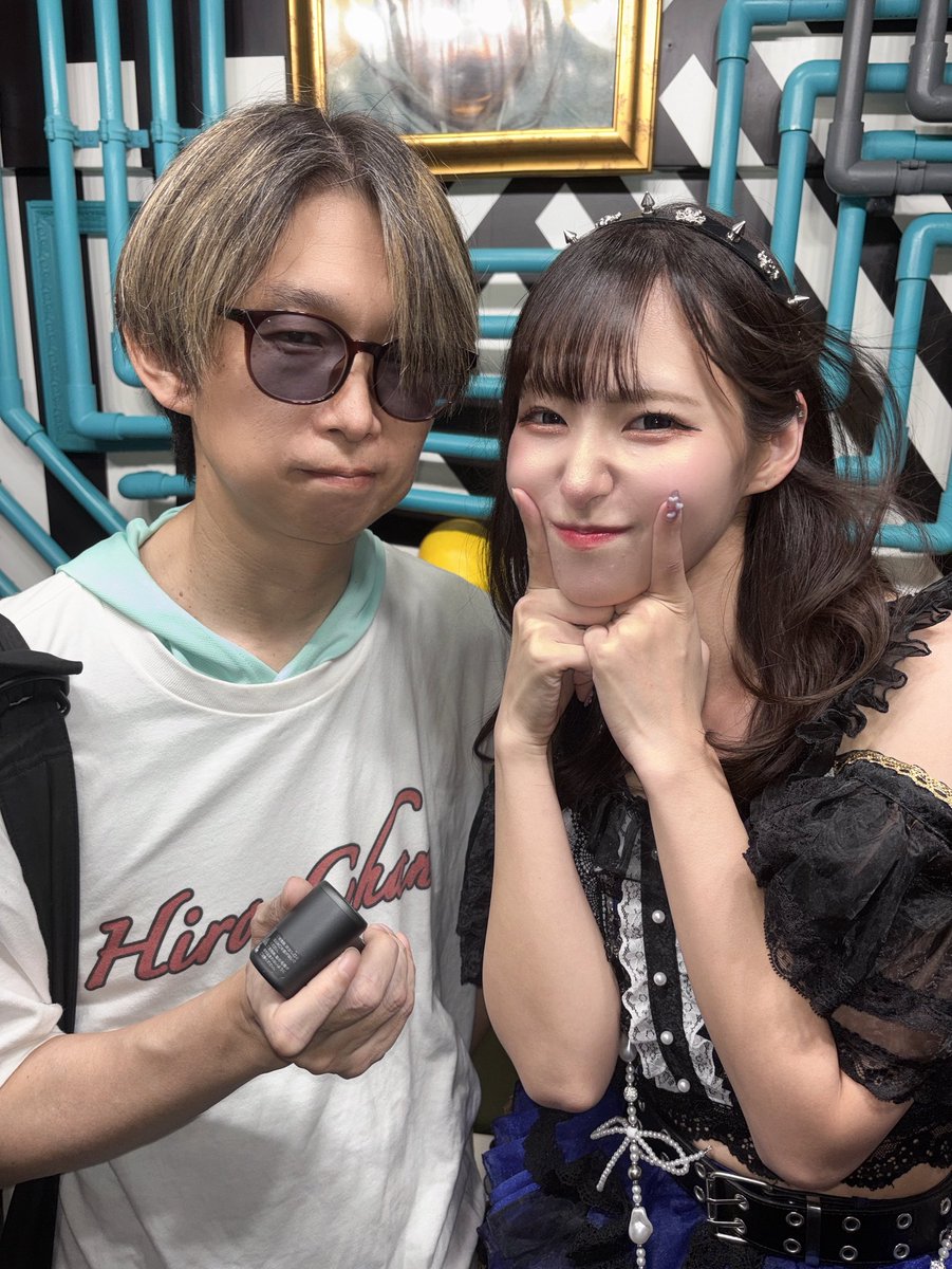 hiro_cosm's tweet photo. 8/1 新宿HEIST

急遽の予定変更でシル活

HEISTだから端で見るのもありかと
思ったけどドセンで観戦😆

そういえば、
なんか特典会のレギュ変わったらしいけどあんまり関係ない人でしたw

なんか髪で首しか見えないから
ろくろっ首、のんたんでした😊

謎のスリーショットチェキでした😱

 #XILUX
 #愛沢雪乃