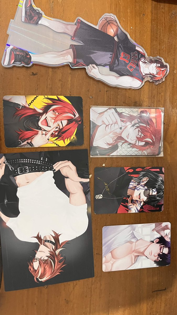 Nyansy24's tweet photo. ‼️WTS (Titipan Temen)‼️
‼️Take All Only‼️

-Standee 110k (minus hilang penyangga standnya)
-Pc morgan 60k (mines dikit ujung nya) 
-Arion after work 70k
-Art print harris 70k 
-Harris cf 21 70k

take all: 380k

Yang mau boleh DM aku yaa🫶🏻

#warungeos https://t.co/VSDkiGuT4r