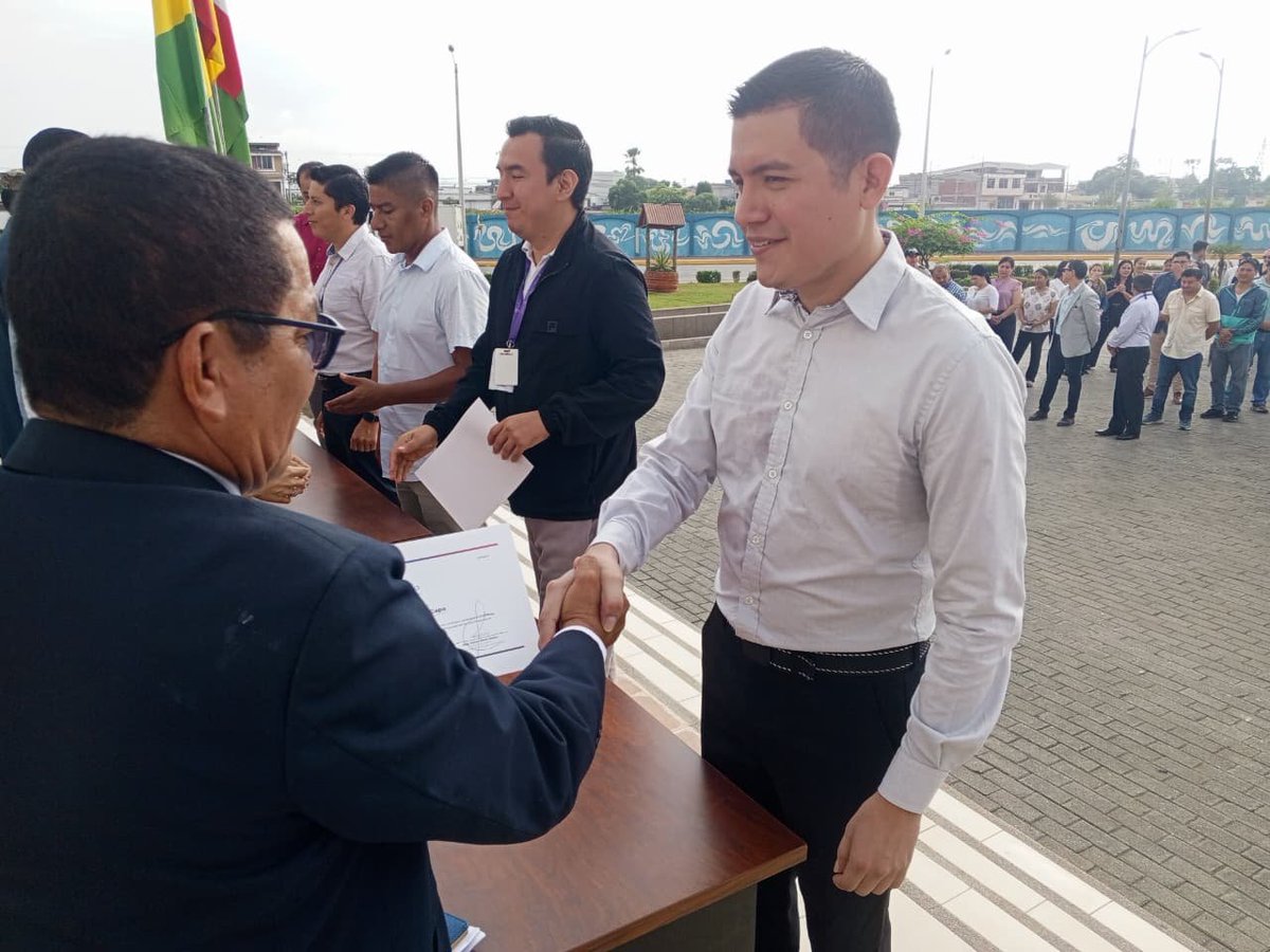 ECU911Machala1's tweet photo. @NeiraCesarG En el acto formal se hizo la entrega de certificados de reconocimiento al personal administrativo y operativo, que se destaca por su liderazgo en la institución y el buen desempeño en el clima laboral. https://t.co/L04GMVBfnZ
