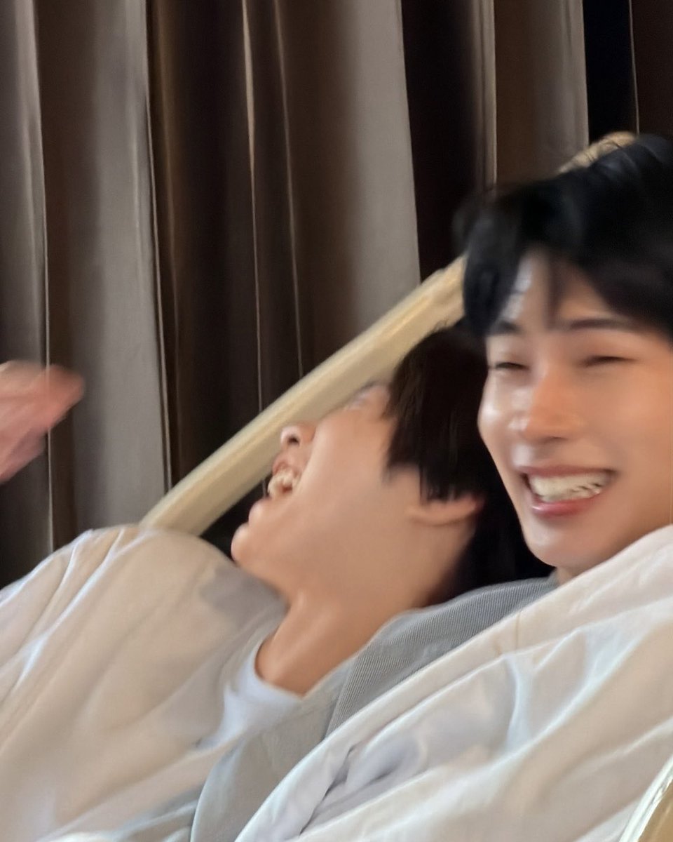 hubboyslove's tweet photo. Agarrados o tempo todo! Yim foi visitar Tutor hoje hospital, deitou com ele e até comeram juntos. 🥹 #GetwellsoonTutorKrp https://t.co/FldHpCz6dI