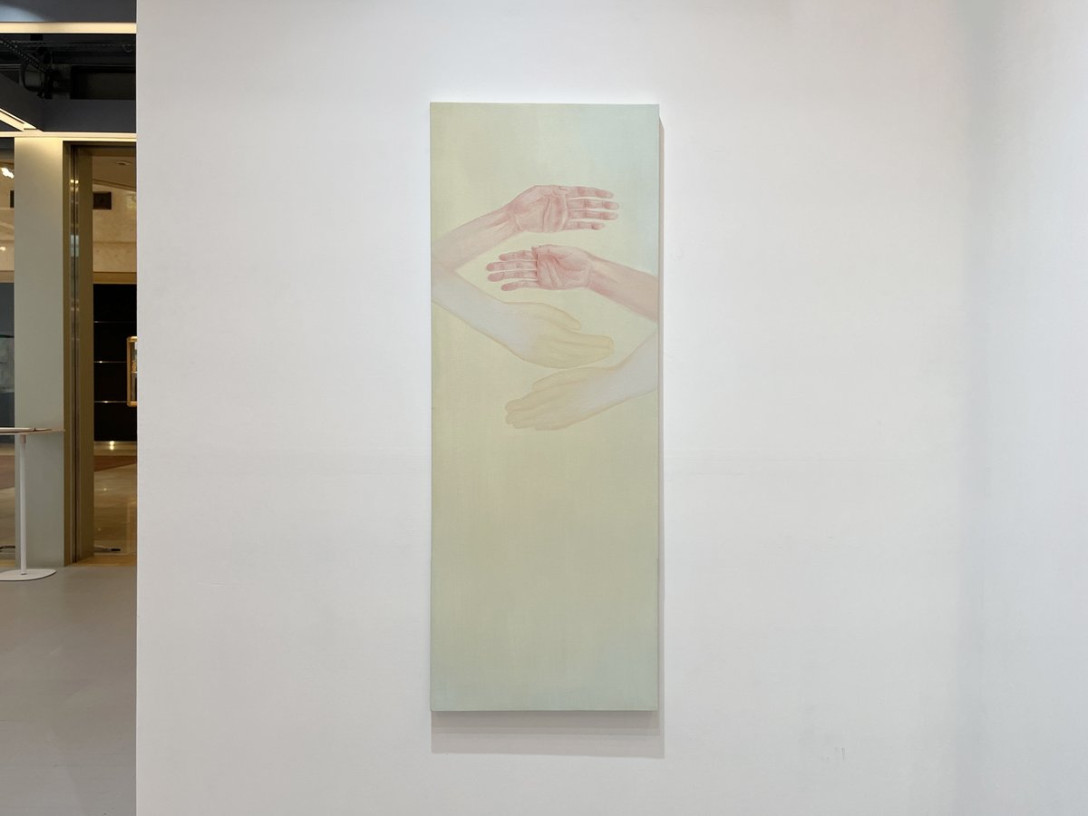 hamuzou's tweet photo. 市田優奈個展「目と目が合う時 / eyes meet」を帝国ホテルプラザのTAKU SOMETANI GALLERYで見た。ラブレターをテーマとして描いた絵画作品群。柘榴と無花果の大作が秀逸。京都市立芸術大学大学院絵画専攻を今春修了した新進気鋭の作家。第42回上野の森美術館大賞展優秀賞受賞者。8/4まで。 https://t.co/KDmSVgSnqL
