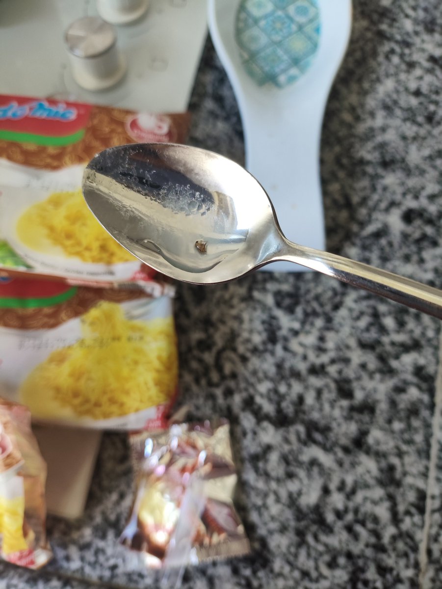 Shadowoflovean1's tweet photo. 03.08.2026 tarihinde Çağrı Market’ten satın aldığım, son kullanma tarihi 10.06.2027 olan 75 gr indomie Spesiyal hazır noodle’ı eve gelip pişirmek için suya koyduğumda, içinden metal kaşıkta görülen küçük bir yabancı madde ile karşılaştım. @indomieturkiye https://t.co/ZU2tlzpHQY
