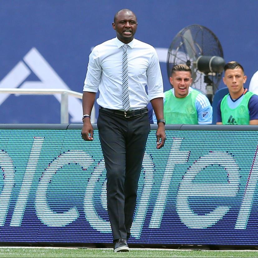 sane932's tweet photo. On nous informe que la Fédération Sénégalaise de Football a trouvé un accord avec Patrick Vieira.

Ce dernier qui séjourne au Sénégal depuis le 29 juillet « a participé à une séance de travail présidée par le Secrétaire Général de la Fédération, en présence de quelques membres »

Selon les mêmes sources, lors de cette réunion, Vieira a présenté son projet aux dirigeants du football sénégalais, qui ont été séduits par sa vision et ses ambitions pour l’équipe nationale du Sénégal.

Avant de terminer, nos sources indiquent que « la Fédération préfère ne pas communiquer sur cet accord tant que le dossier de Pape Thiaw n’est pas résolu, notamment en ce qui concerne le paiement des indemnités qui lui sont dues. »

En outre, la Fédération envisagerait de confier l'intérim au Directeur Technique National en septembre si la situation de Pape Thiaw n'est pas réglée d'ici là.