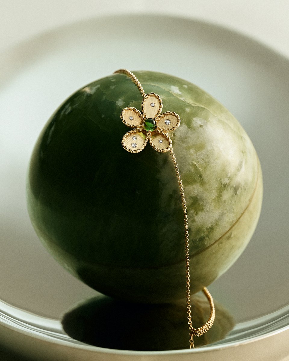 RobertoCoin1's tweet photo. Nature's most vibrant green. Jasmine necklace is illuminated by the beauty of green tourmaline.

#RobertoCoin #Jasmine https://t.co/jprEm76d9Z