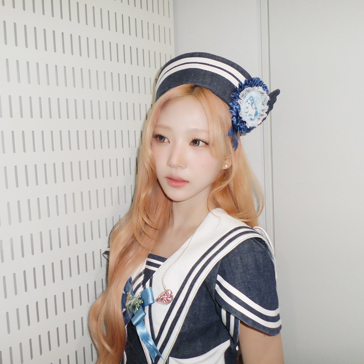 krvimstella's tweet photo. Fixing my hat before heading back out while the flash made every lil detail stand out. The navy sailor fit, soft peach hair, and blue ribbon gave the whole look that cute vintage vibe, and I was fully here for every second of it. https://t.co/kJE0rP8xqx