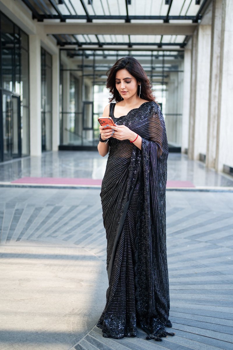 AthulyaOfficial's tweet photo. Day dreaming #sareelove #black ❤️🎶 https://t.co/dj3e290BfB