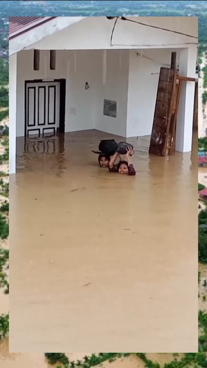 indepenSumatera's tweet photo. Banjir di Padang masih parah banget guys... 😭 

Dapet laporan dari beberapa kawasan permukiman, airnya udah se-dada orang dewasa. Nyesek banget liat warganya harus menerobos genangan segede itu.

Stay safe ya buat temen-temen di Padang! Semoga penanganan cepat dan airnya segera surut. 🙏🏻

#PrayForPadang