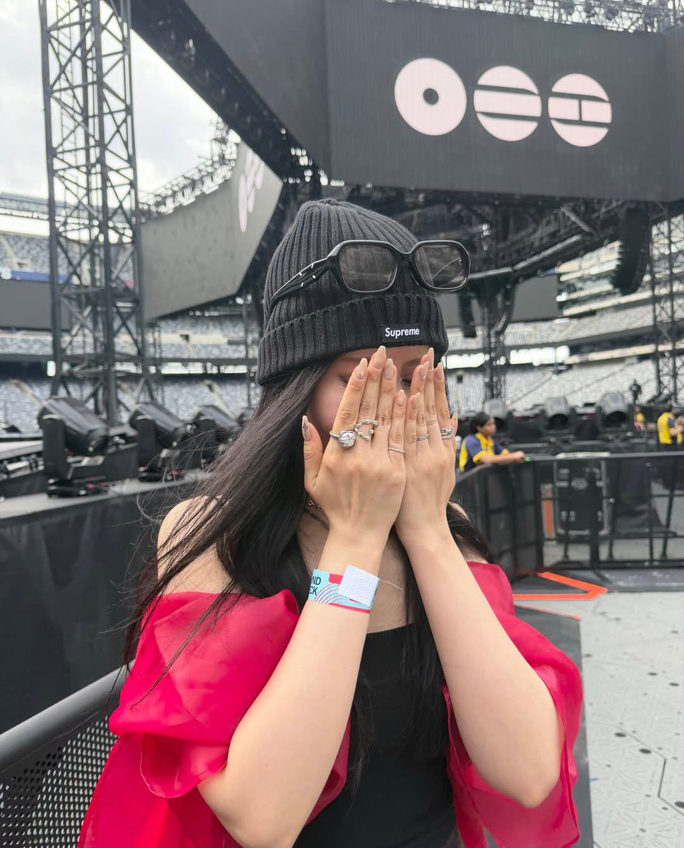 vminiecats's tweet photo. Jungkook leyó un cartel de una ARMY que decía "regálame tus lentes" así que antes los limpio y después se los dió 😭😭😭😭😭. https://t.co/8skUAMSI7P