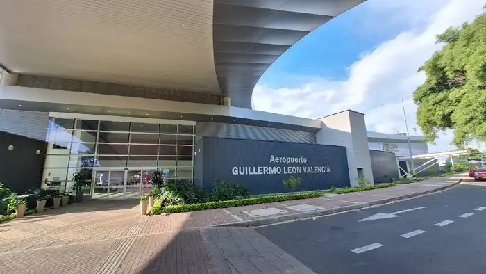 AerocivilCol's tweet photo. 🚨 #Atención | Informamos que las operaciones aéreas en el Aeropuerto de Popayán están habilitadas. Continuaremos monitoreando la situación, ante la Alerta Naranja del volcán Puracé reportada por @sgcol.

Recomendamos consultar estado de itinerarios de vuelo con las aerolíneas. https://t.co/j4aCZK5gis