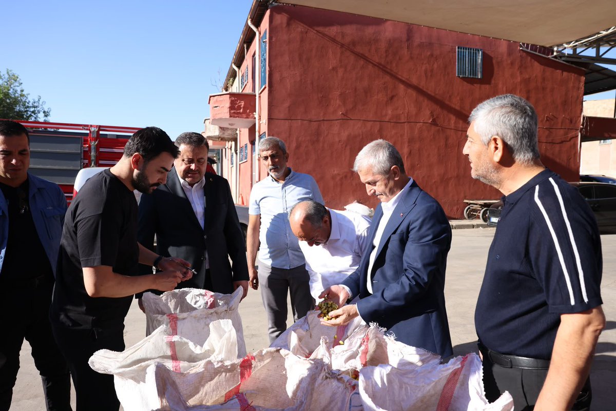 fmfedaioglu's tweet photo. Şahinbey Belediye Başkanımız Sayın Mehmet Tahmazoğlu ve teşkilatımız ile birlikte Fıstık Hali’nde kıymetli esnafımızı ziyaret ederek hemşehrilerimizle bir araya geldik.

Gaziantep’imizin bereketine ve ekonomisine değer katan esnafımızın taleplerini dinledik, hasbihâl ettik. 

Milletimizle gönül bağımızı güçlendiren her buluşmayı, ortak aklı ve istişareyi daha da kıymetli görüyoruz.

Rabbim birlik ve beraberliğimizi daim, kazançlarımızı bereketli eylesin.

@abuyukgumus 
@hakanaksu058 
@iekarayel 
@mtahmazoglu 
@AKPartiG_Antep 
@AKGMTeskilat 
@Akparti